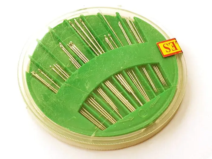 IGŁY DO SZYCIA RĘCZNEGO W OKRĄGŁYM PUDEŁKU