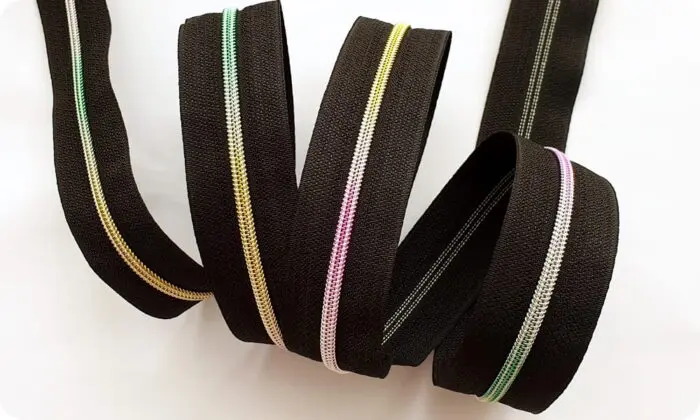 ZAMEK, TAŚMA SUWAKOWA TĘCZOWA CZARNA 3 mm + 2 suwaki