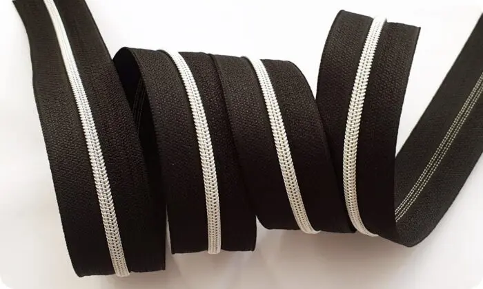 ZAMEK, TAŚMA SUWAKOWA CZARNO SREBRNA 3 mm + 2 suwaki