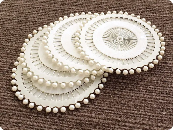 SZPILKI BIAŁE NA KRĄŻKU 35 mm - ROZETKA - 40 SZT