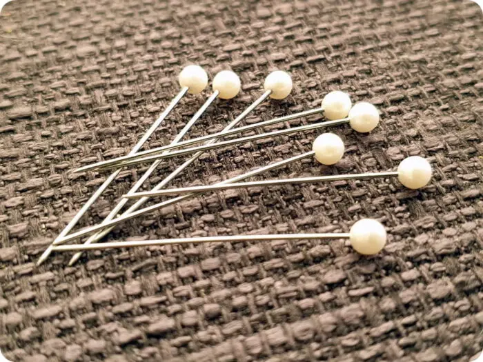 SZPILKI BIAŁE NA KRĄŻKU 35 mm - ROZETKA - 40 SZT