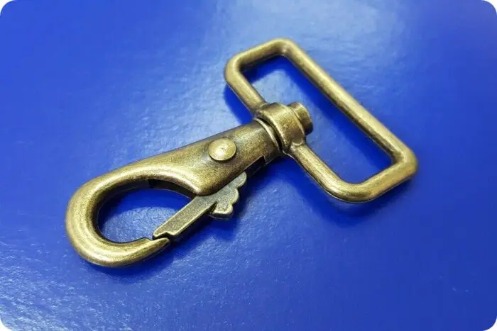 Masywny karabińczyk metalowy 40mm STARE ZŁOTO (RF178)