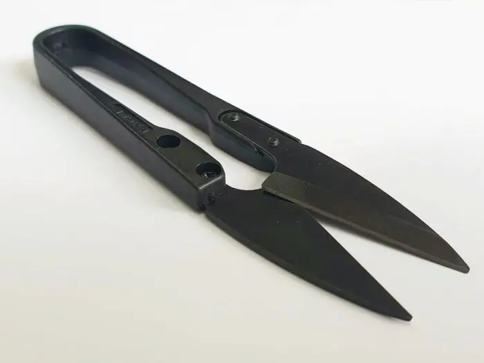 Obcinacz do nici metalowy CZARNY