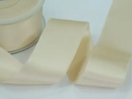 WSTĄŻKA SATYNOWA 38 mm DWUSTRONNA - JASNY BEŻ