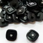 GUZIKI NA STOPCE CZARNE KWADRATOWE 12x12mm (GU61) 1szt