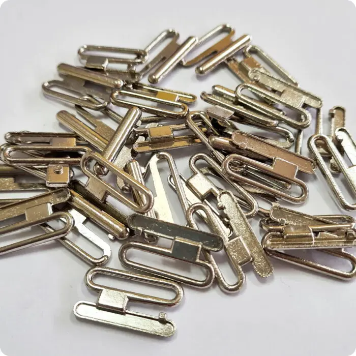 ZAPIĘCIE METALOWE DO BIUSTONOSZA, STROJU - 20 mm