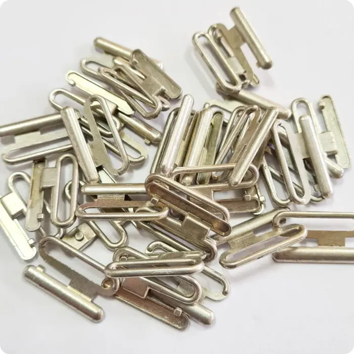 ZAPIĘCIE METALOWE DO BIUSTONOSZA, STROJU - 20 mm