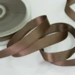 WSTĄŻKA SATYNOWA 12 mm DWUSTRONNA - BRĄZOWA