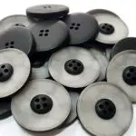 GUZIKI NA DZIURKI 28mm (GU82) 1szt