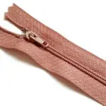 ZAMEK ŻYŁKOWY #3 SPIRALA 14 CM - PUDROWY RÓŻ