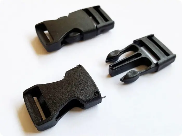 Czarna klamra PLASTIKOWA 15mm