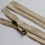 ZAMEK ŻYŁKOWY 18cm SPIRALA #3 - BEŻOWY