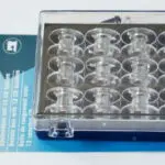 PUDEŁKO NA SZPULKI + 12 SZPULEK PRYM