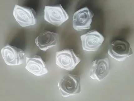 RÓŻYCZKI SATYNOWE 2 cm