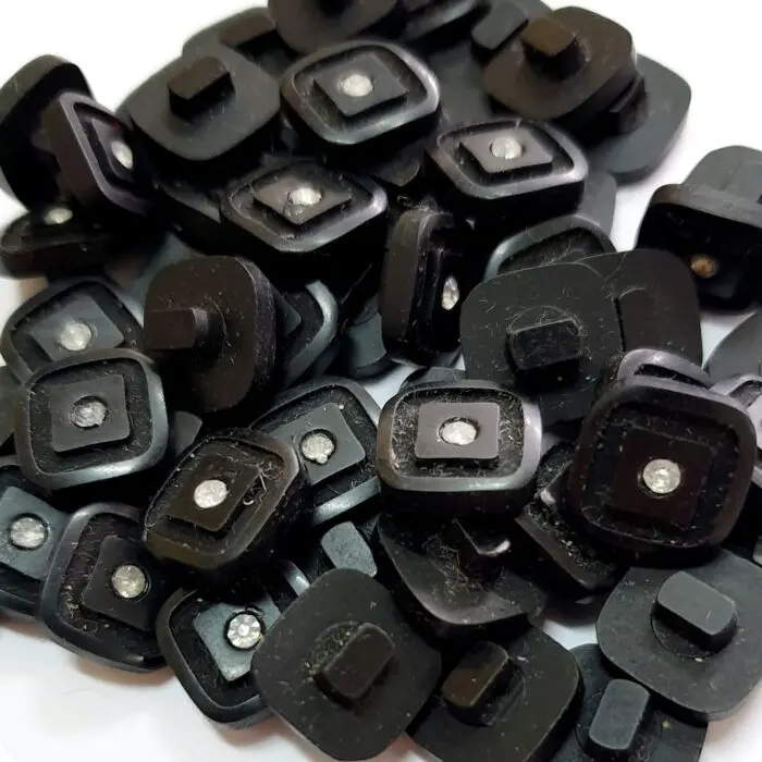 GUZIKI NA STOPCE CZARNE KWADRATOWE 12x12mm (GU61) 1szt
