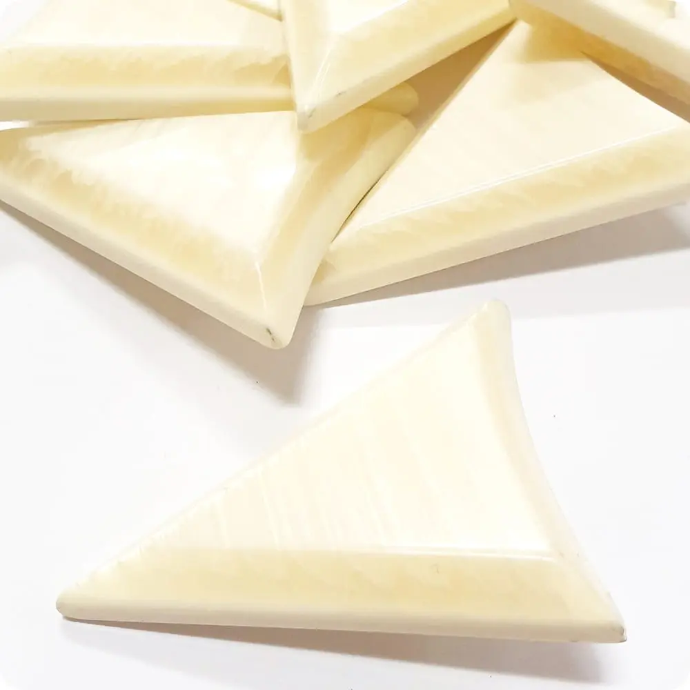 guzik-trojkatny-65-50mm-ecru-24a GUZIK trójkątny 65/50mm - ECRU (24A)