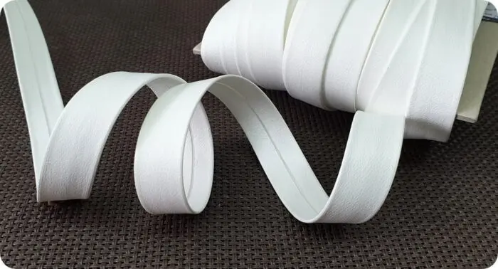 Lamówka SKÓROPODOBNA BIAŁA 25mm