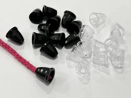 Małe plastikowe końcówki do sznurków