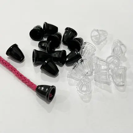 Małe plastikowe końcówki do sznurków