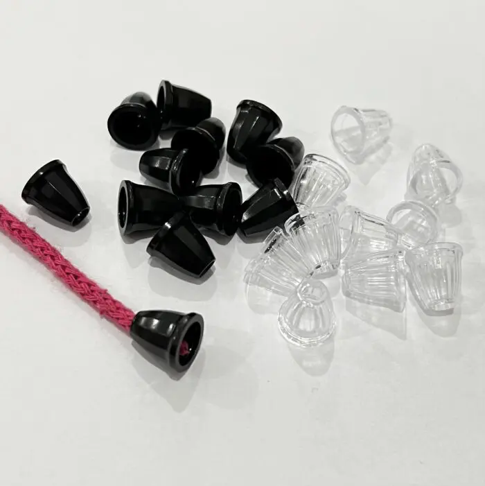 Małe plastikowe końcówki do sznurków