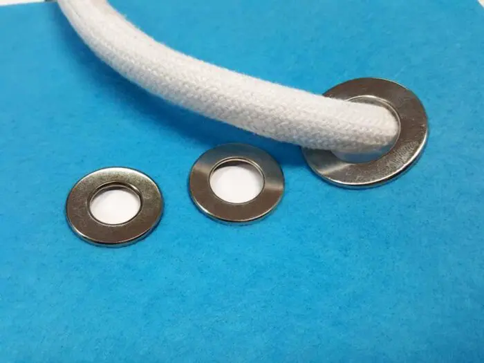 Metalowe oczka zaciskowe