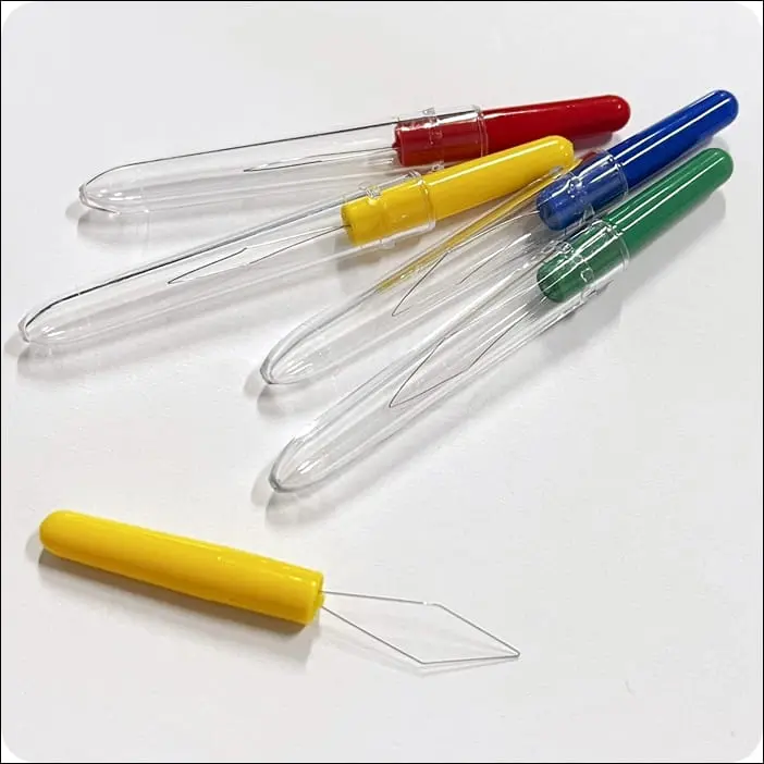 nawlekacz-do-nici-z-raczka Nawlekacz do nici z rączką