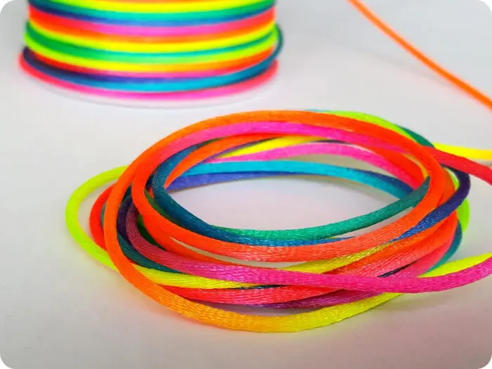 Sznurek GORSETOWY satynowy tęczowy/ szpulka 100m