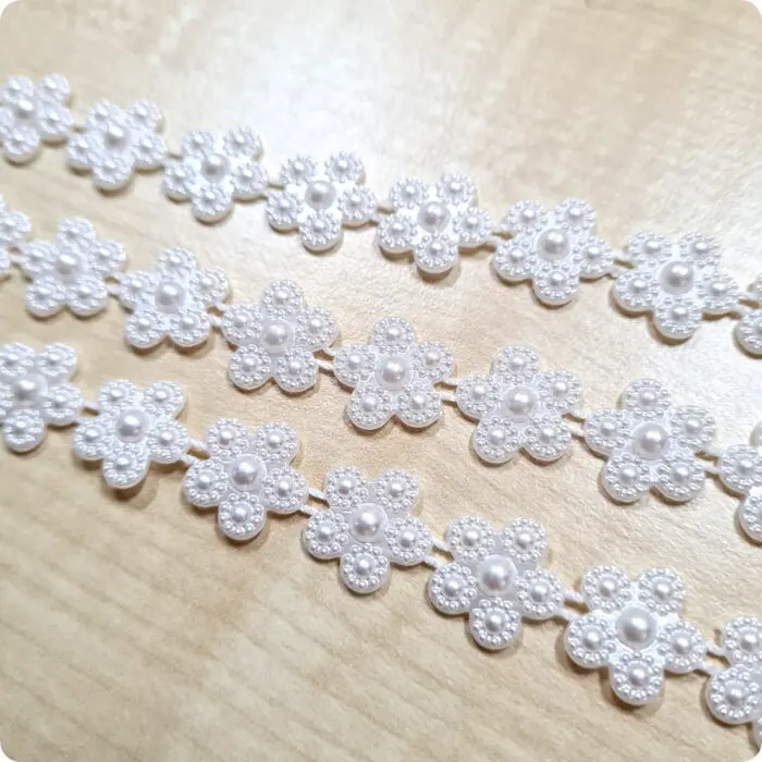 TAŚMA OZDOBNA PEREŁKOWA - KWIATKI