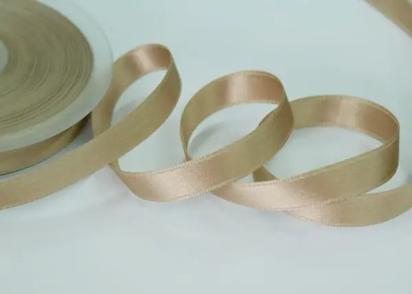 wstazka-satynowa-12-mm-dwustronna-bezowa WSTĄŻKA SATYNOWA 12 mm DWUSTRONNA - BEŻOWA