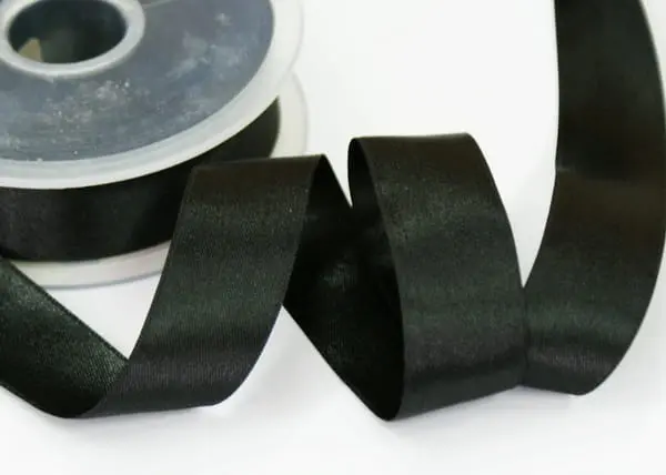 wstazka-satynowa-25-mm-dwustronna-czarna WSTĄŻKA SATYNOWA 25 mm DWUSTRONNA - CZARNA