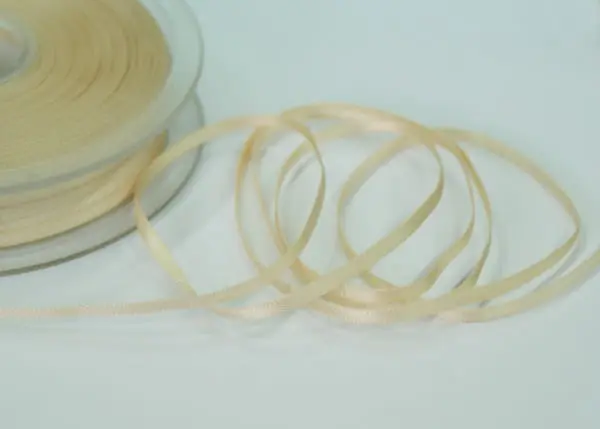 wstazka-satynowa-3-mm-dwustronna-jasny-bez WSTĄŻKA SATYNOWA 3 mm DWUSTRONNA - JASNY BEŻ