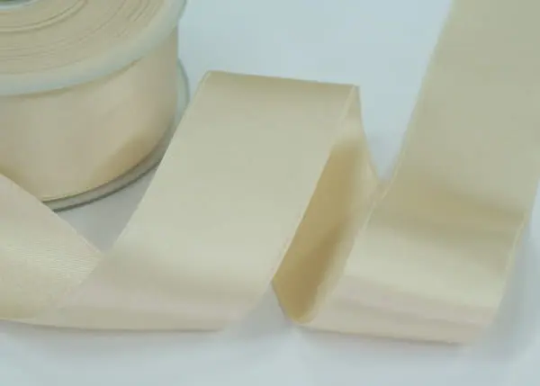 wstazka-satynowa-38-mm-dwustronna-jasny-bez WSTĄŻKA SATYNOWA 38 mm DWUSTRONNA - JASNY BEŻ