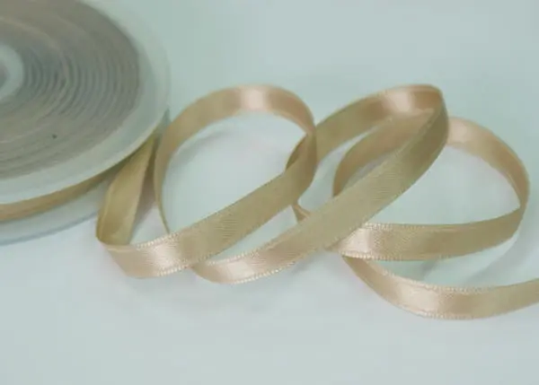 wstazka-satynowa-8-mm-dwustronna-bezowa WSTĄŻKA SATYNOWA 8 mm DWUSTRONNA - BEŻOWA