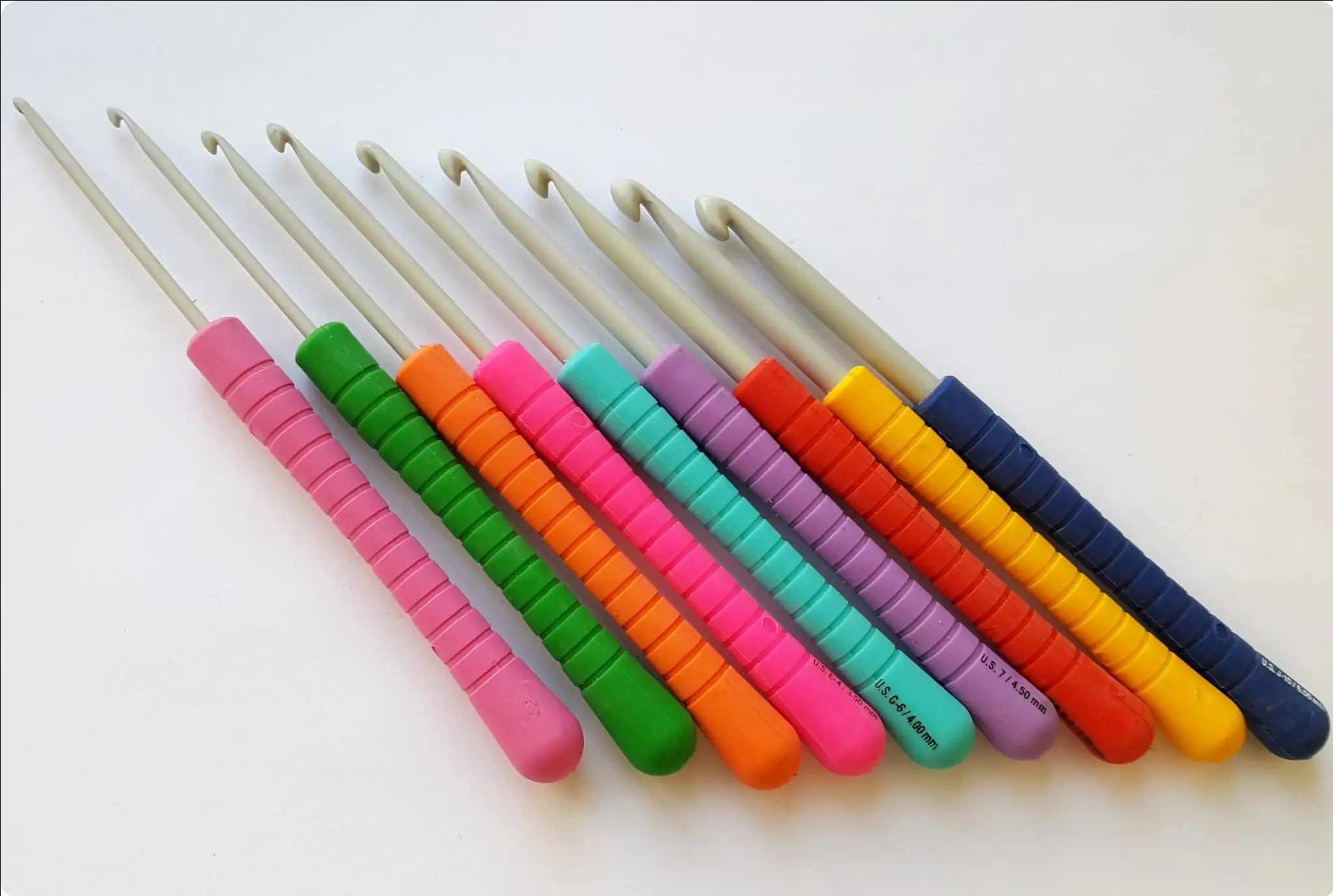 zestaw-szydelek-pony-z-miekka-raczka-39810 ZESTAW SZYDEŁEK PONY Z MIĘKKĄ RĄCZKĄ (39810)