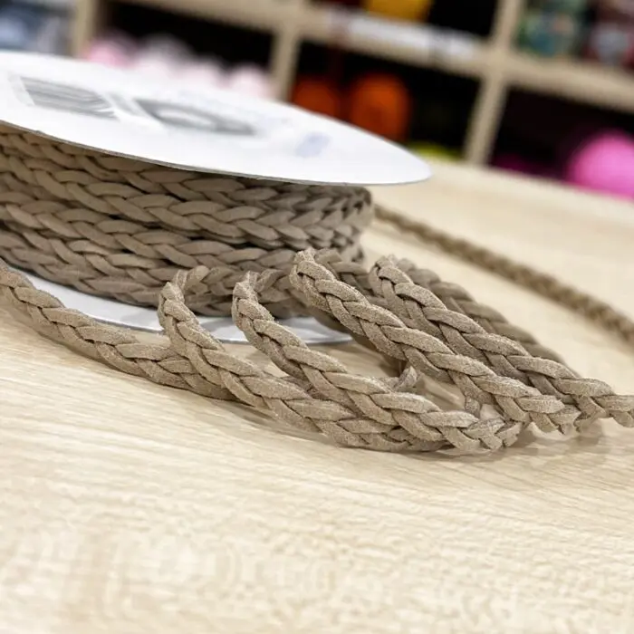 Rzemyk warkoczyk 5mm beżowy (imitacja zamszu) - obrazek 2