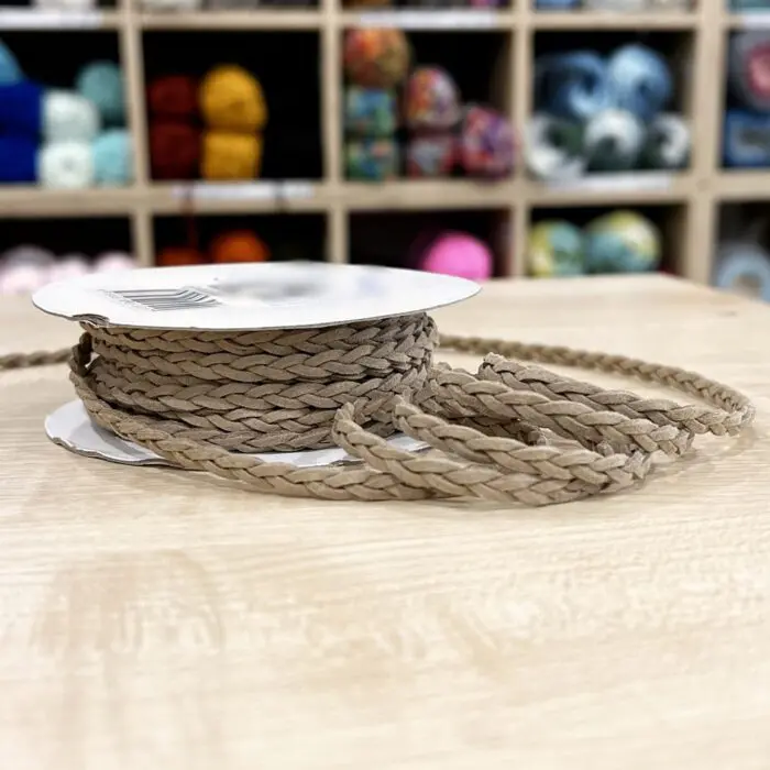 Rzemyk warkoczyk 5mm beżowy (imitacja zamszu) - obrazek 3