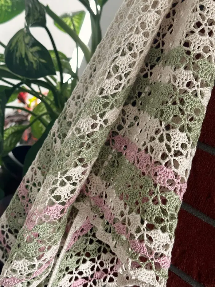 Chusta "Magnolia" – ręcznie robiona chusta na szydełku – 100% bawełna - obrazek 3