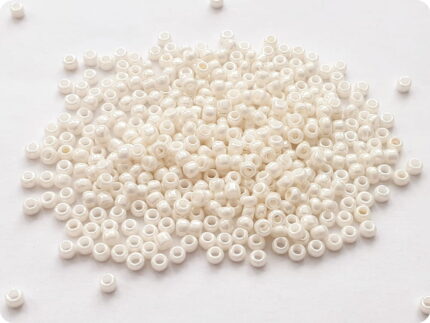 KORALIKI TOHO 8/0 OPAQUE lustered navajo white (122) 10g